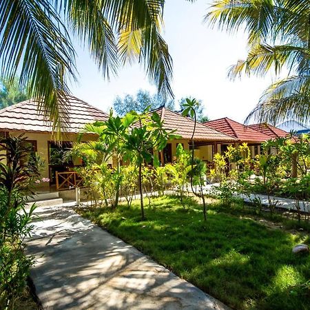 Fantastic Cottages Gili Meno Extérieur photo